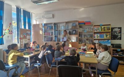 UČENICI 2. A RAZREDA U ŠKOLSKOJ KNJIŽNICI